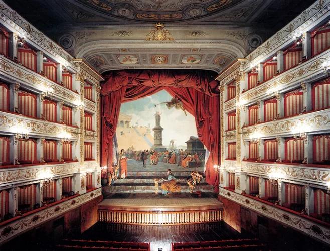 Il mondo prende posto in platea